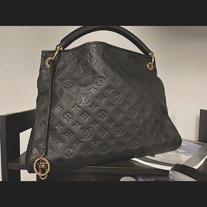 Authentic Louis Vuitton Artsy MM